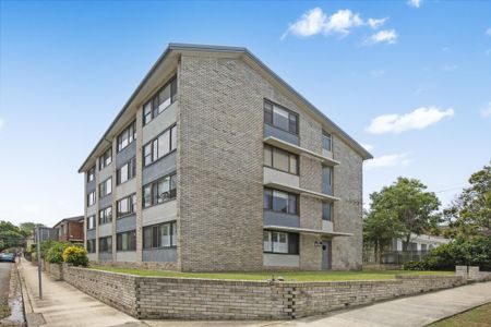 Sunny Drenched Apartment with Ocean and District views - Photo 5