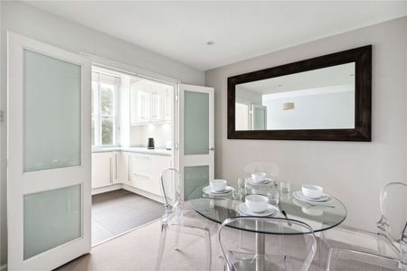 A bright and spacious third floor flat - Photo 2