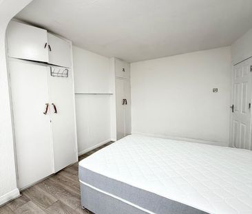 Room in a Shared House, Sheringham Drive, IG11 - Photo 1