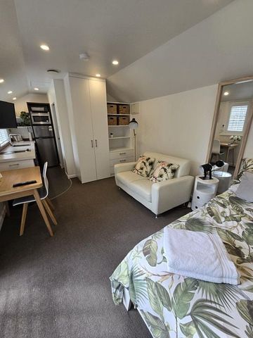 Fully Furnished Studio Cottage - Photo 3