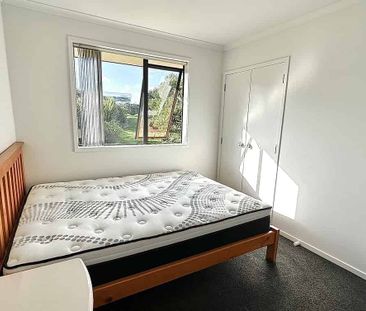 Lovely Family Home - Double Garage - Fully Fenced - Photo 2