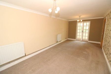 4 bedroom semi-detached house to rent - Photo 2