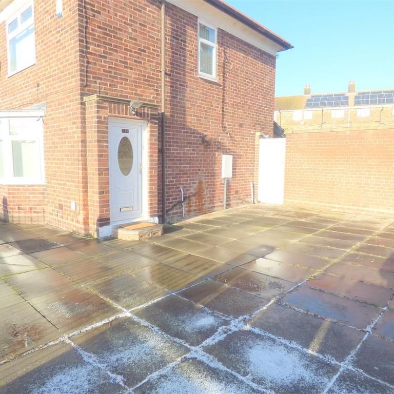 3 bedroom end of terrace house to rent - Photo 1