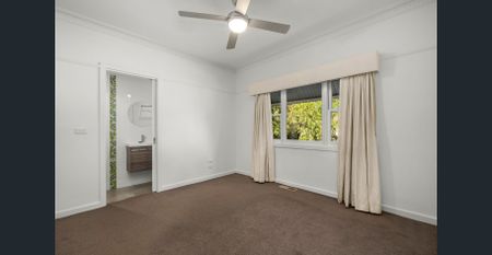 Elegant family living in sought-after location - Photo 2