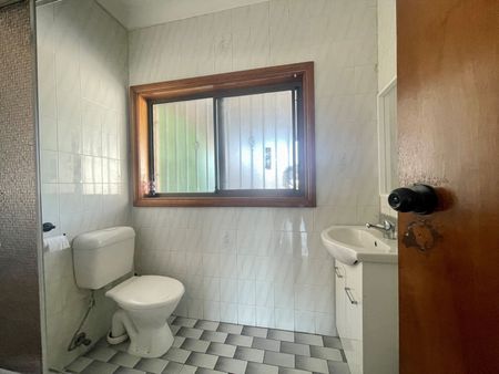 Large bright shop top 2-bedroom flat - Photo 5