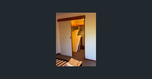 1 Bedroom 2 Storey Townhouse With Garage & Balcony, In Quiet Block Of 4, & Walking Distance To Centre & Market. - Photo 1