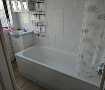 Room in a Shared House, Millmark Grove, SE14 - Photo 3