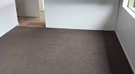 Charming 3BR Home with Garden - Photo 2