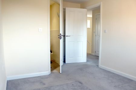 3 bedroom townhouse to rent - Photo 3