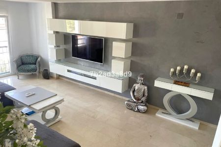 3 Bedroom Apartment For Rent in Nueva Andalucía, Málaga - Photo 5