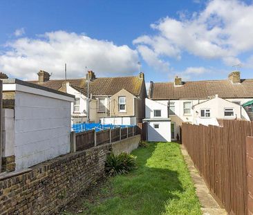 2 bedroom end of terrace house to rent - Photo 3