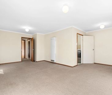 Comfortable Three-Bedroom Home in a Perfect Location! - Photo 2