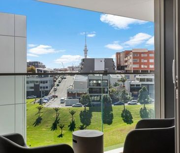 Modern 2-Bed Penthouse with Park Views + Carpark - Photo 4