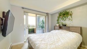 $3,100 – This Spacious 2 Bdrm + Den unit with 2 Baths OVER 800 SQ FT (New Westminster) - Photo 3