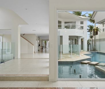 Large Luxurious Waterfront Living! - Photo 5