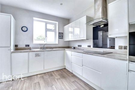 1 bedroom in a house share to rent - Photo 5