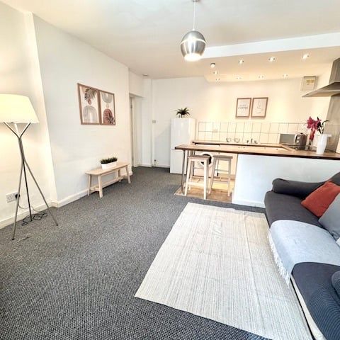 1 Bed Flat, All Saints Street, NG7 - Photo 1