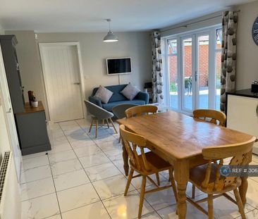 5 bedroom detached house to rent - Photo 2