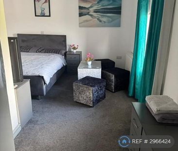 1 bedroom in a flat share to rent - Photo 4