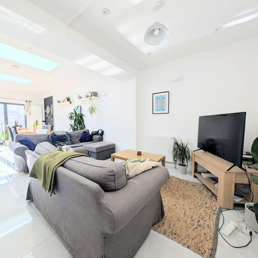 4 Bed Terraced House, Fountain Road, SW17 - Photo 1