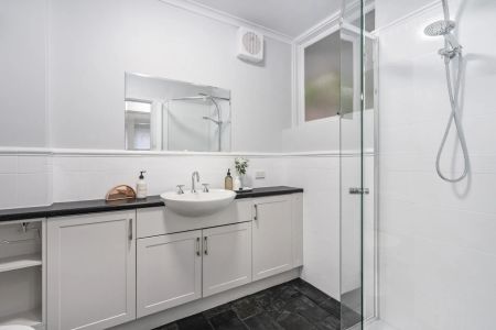 Bright and Modern Apartment Next to Fawkner Park! - Photo 5