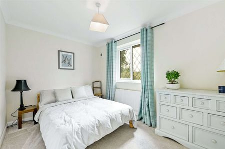 A well-presented and spacious two bedroom first floor flat with two parking spaces. - Photo 3