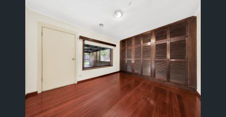 Spacious 5-Bedroom Family Home - Walk to Shops, Schools & Tram 86!!! - Photo 3