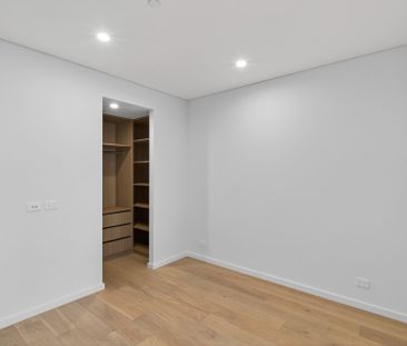 Sleek & Sophisticated Studio Apartment - Photo 3