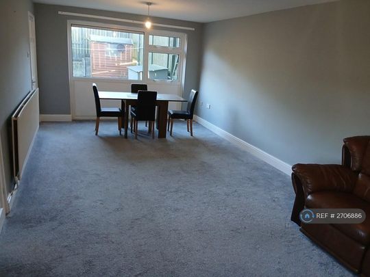 4 bedroom semi-detached house to rent - Photo 1