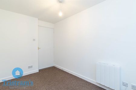 References Pending - 2 bed Flat - Photo 4