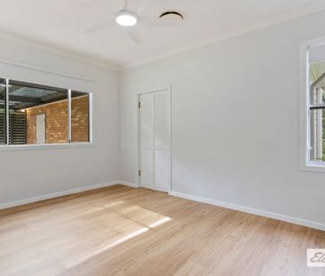 Spacious 1960s weatherboard farmhouse, including water, electricity... - Photo 2