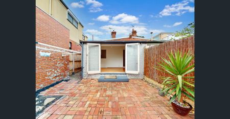 Picture-Perfect Bayside Living in the Heart of Albert Park - Photo 5