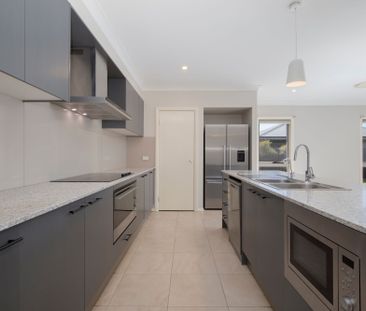 Tidy, Beachside 4 Bedroom Home with Ducted Air Con - Photo 3