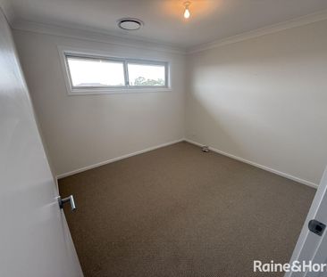 Modern Five-Bedroom Family Home - Photo 6