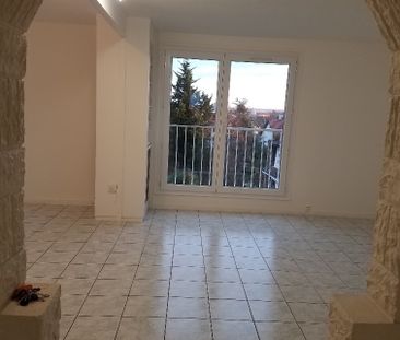 Location Appartement 3 pièces 64m² ST MAUR DES FOSSES 94100 - Photo 2