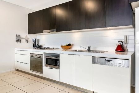 Executive Apartment with district and CBD skyline vistas - Photo 3