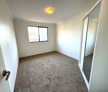 HUGE THREE BEDROOM UNIT IN A GREAT LOCATION!!! - Photo 4