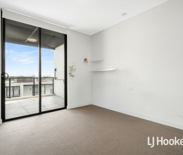 Stunning 2 Bedroom Apartment - Top Floor + Double Balcony! - Photo 5