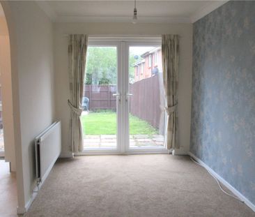 A well-presented three bedroom family house with garden and garage ... - Photo 6