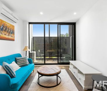 Wake up where the action is, walk to work, wander to cafs, stroll t... - Photo 6