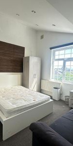 Uxbridge Road, Shepherds Bush, London, W12 9DT - Photo 3