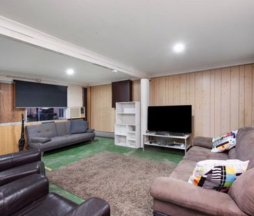 Spacious Family Home - Photo 2