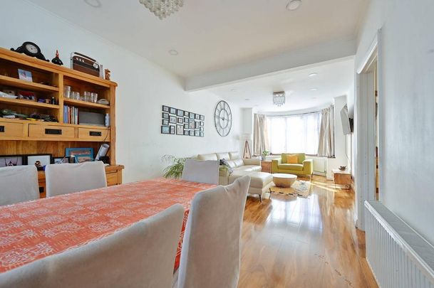 4 bedroom end of terrace house to rent - Photo 1