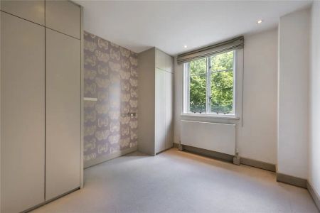 4 bedroom flat in London - Photo 4