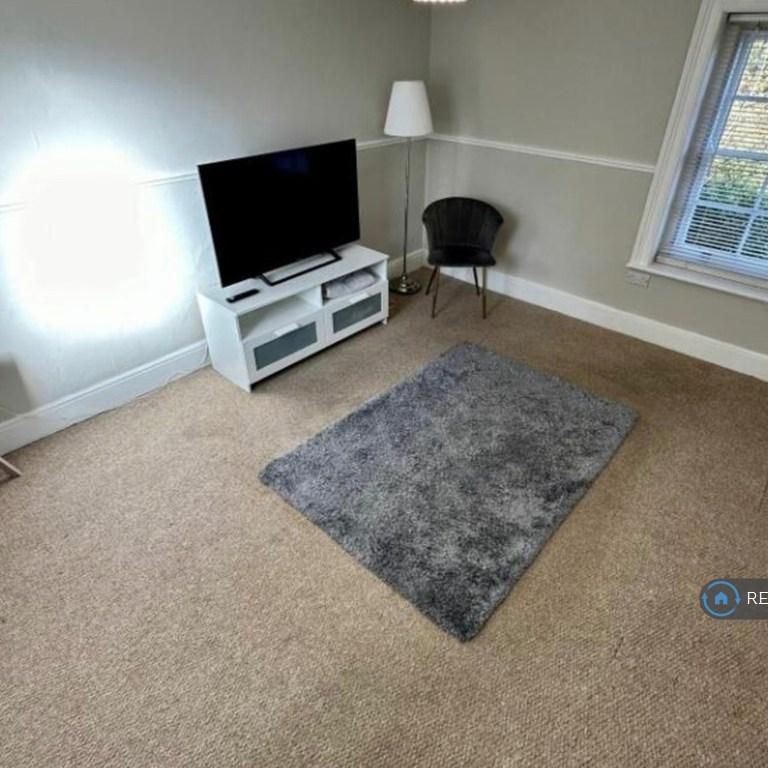 3 bedroom flat to rent - Photo 1