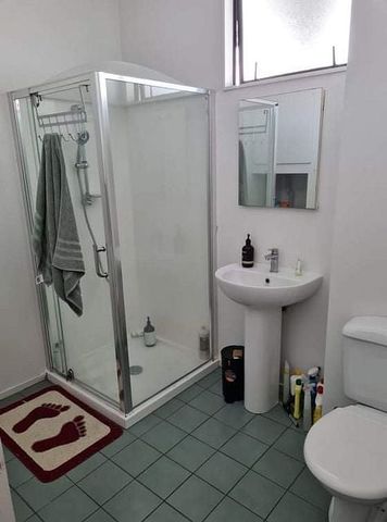 Top-Floor 1-Bedroom Apartment with Balcony - Photo 3