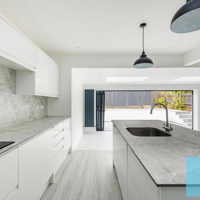 5 bedroom semi-detached bungalow to rent - Photo 1