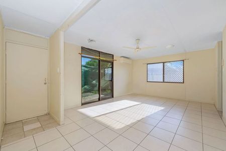 Freshly Painted Family Home in a Quiet Court - Ready to Move In! - Photo 2