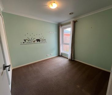 16 Audrey Cahn Street, Macgregor ACT 2615 - House For Rent | Domain - Photo 4