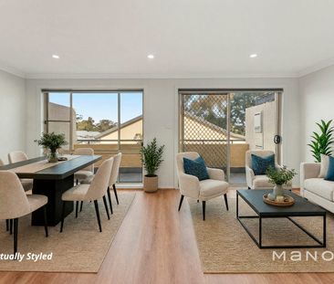 Beautifully Renovated Townhouse Offering Space, Privacy & Effortles... - Photo 1